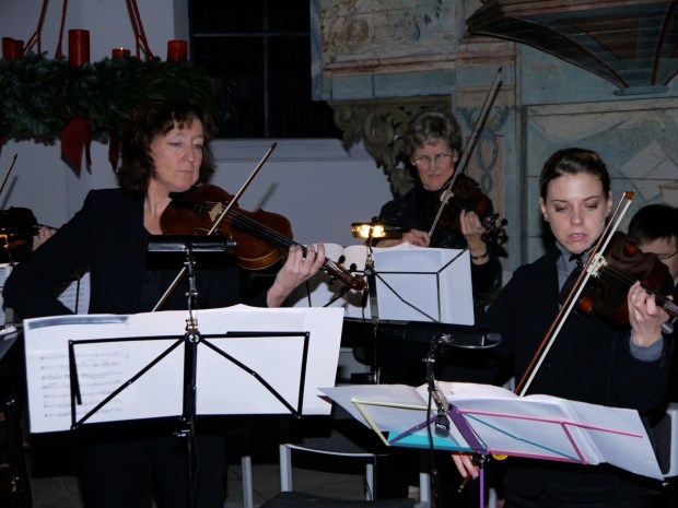 Anne Jurzok, Solistin in Vivaldi Concerto Grosso in G-moll; Christina Clef und Maria Salz, 2. Geigen